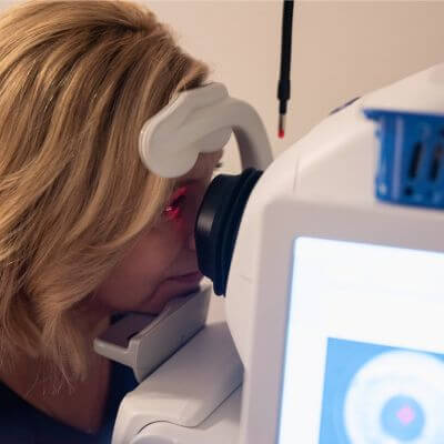 woman getting an eye exam with an east tennessee ophthalmologist